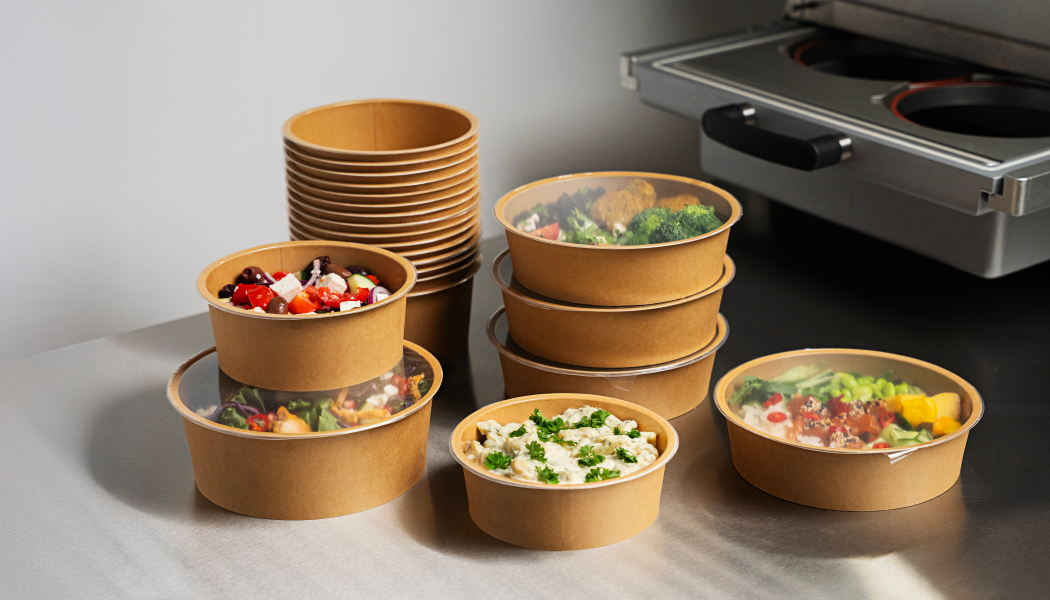 The round bowl format is adapted for modern food concepts such as salads, bowls, sushi and poke bowls and provides a clear and appetising presentation on the retail shelf. 