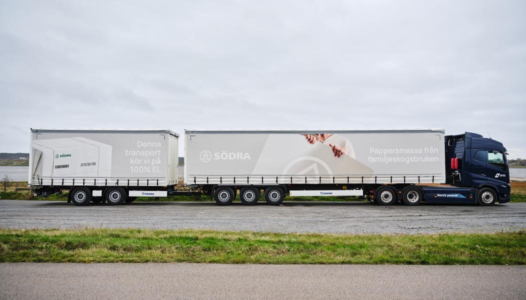 Delivered by DFDS, the truck will transport pulp from Värö to port terminals in Gothenburg and Varberg during the pilot project. Each journey will have a load weight of 40 tonnes, which is the same volume as previous trucks using fossil fuel.  Photo: Studio Dittmer