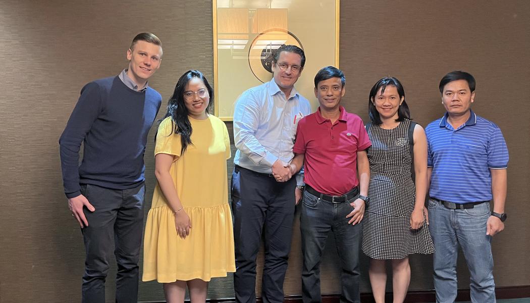 From left to right: Christoph Leitner, Sales engineer, ANDRITZ Panelboard; Thuy Duong, Purchasing Officer, Kim Tin Group; Michael Rupp, Vice President ANDRITZ Panelboard; Mr. Dai, Director, Kim Tin MDF Chon Thanh, Mrs. Trang, Head of Equipment Purchasing, Kim Tin Group; Hoang Van Thuy, Project Leader and Head of Technology, Kim Tin MDF Chon Thanh. Photo : Andritz