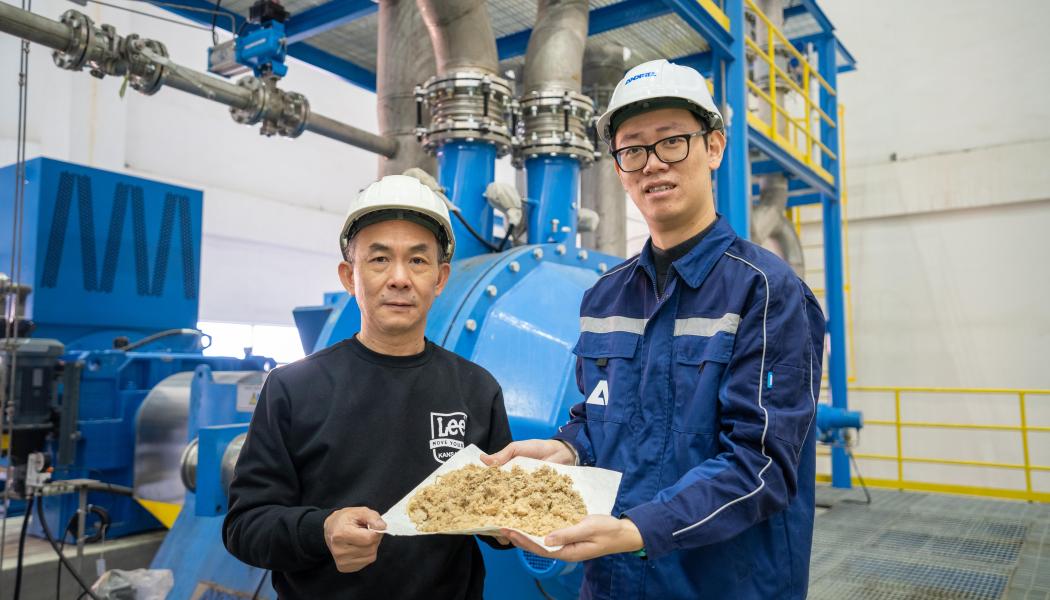 Ming Xing, Vice General Manager, Dongguan Jianhui Paper Co., Ltd. (left) and Cui Ping, Director of Project and Site Management, ANDRITZ (China) Ltd. in front of the new TwinFlo Prime refiner. Photo: Andritz