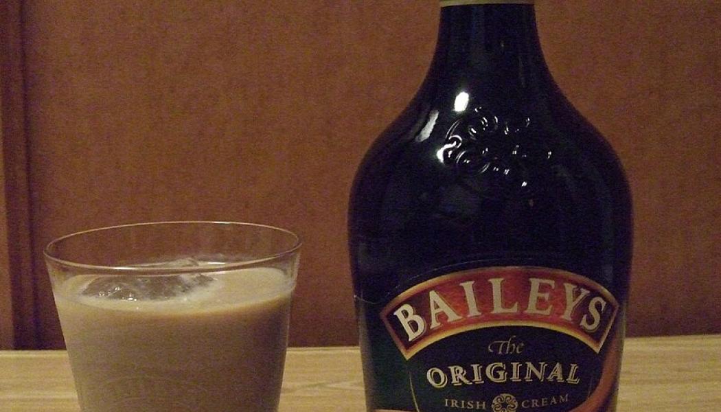Diageo trials paper-based Baileys bottle at Barcelona festival, testing consumer response and sustainability of Dry Molded Fiber packaging. Photo: Wikimedia Commons