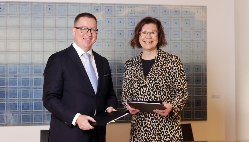 Signing the strategic IT partnership. Turkka Keskinen, CIO, UPM and Satu Kiiskinen, Managing Director of Tietoevry Tech Services. Photo: Photographer/Tietoevry
