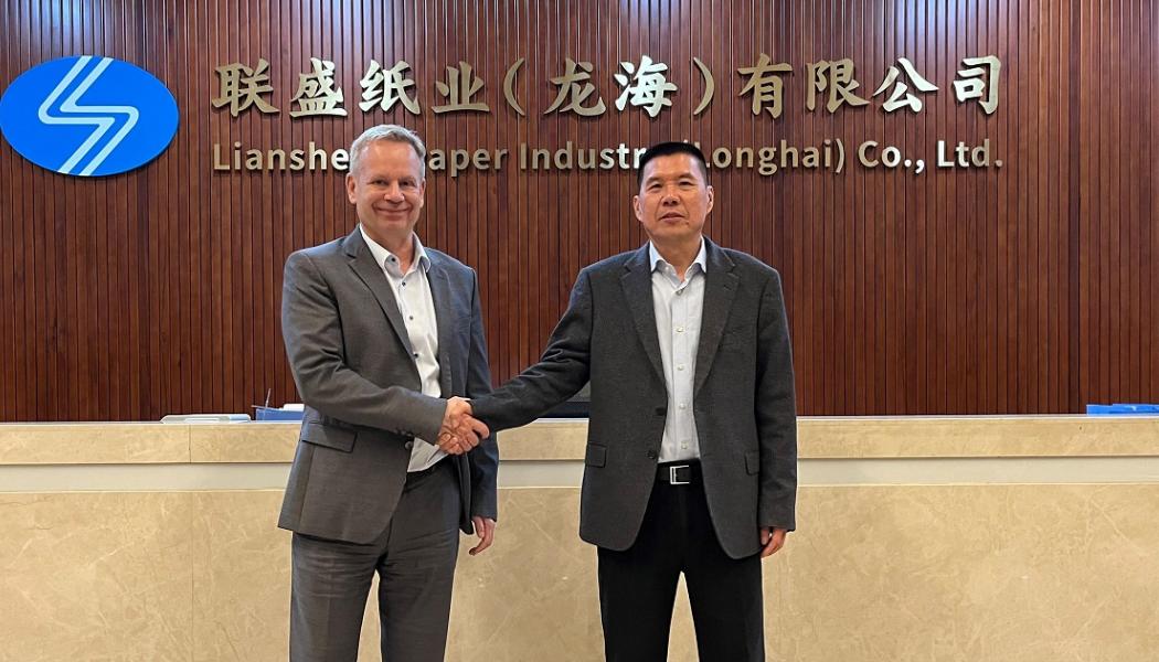 Thomas Schmitz, president of Andritz China (left), and Chen Jiayu, Chairman and main owner of Liansheng. Photo: Andritz