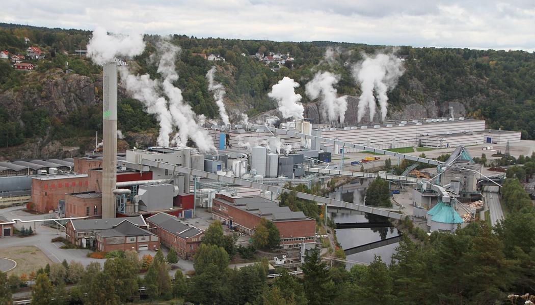 Norske Skog Saugbrugs has 400 employees including apprentices with a turnover of NOK 1.8 billion, and a production capacity of 200,000 tonnes of magazine paper with main markets in Europe and North America. Photo: Bjoertvedt/Wikimedia Commons