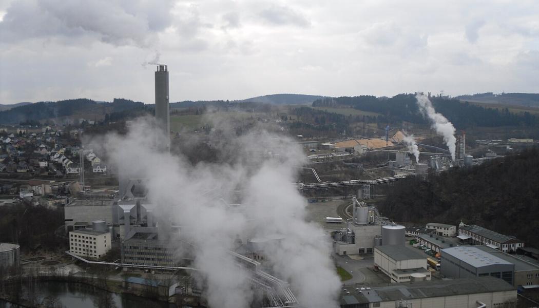 The Mercer Rosenthal mill produces about 360,000 tonnes of elemental and total chlorine-free Northern Bleached Softwood Kraft (NBSK) pulp per year, 400,000 MWh of renewable electricity, and about 5,000 tonnes of crude tall oil per year. Photo: ChNPP/Wikimedia Commons