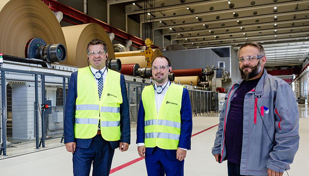 Minister of Economics Sven Schulze with Maximilian Heindl, Deputy CEO of Progroup, and Phillipos Vrizas, Site Manager (from left). Photo (c) Jens Schlüter