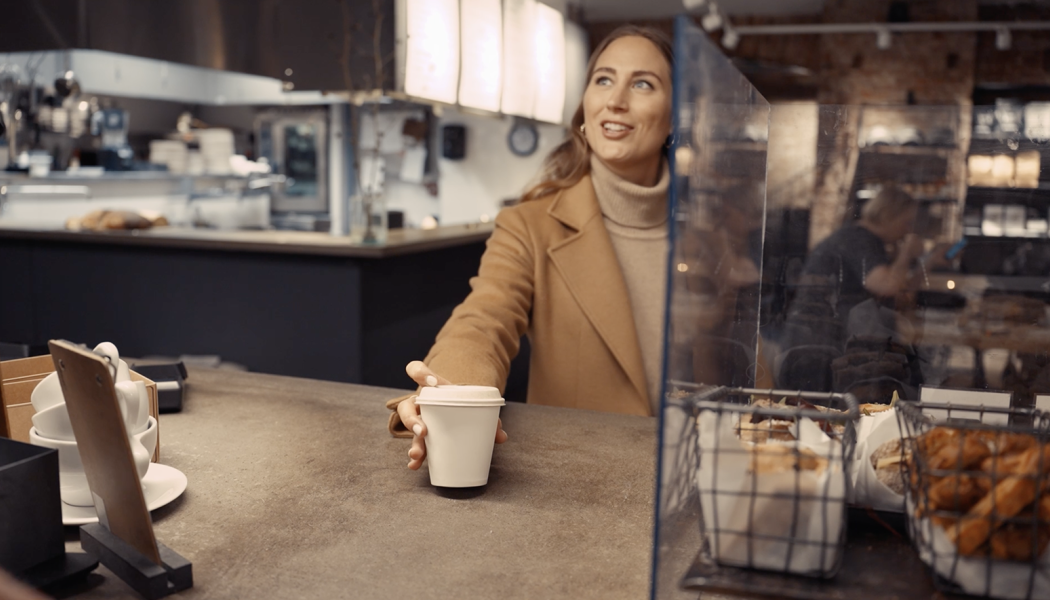 The citizens of Gothenburg can now enjoy their takeaway coffee from the da Matteo café chain with a completely new type of responsibly produced fiber-based coffee lid. Photo: PulPac