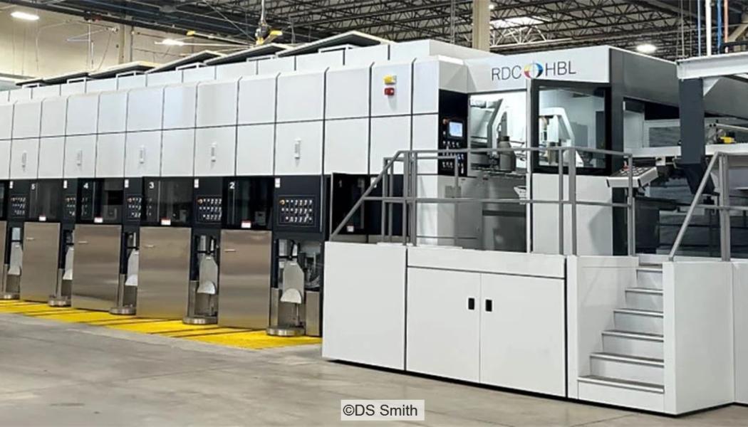 DS Smith’s corrugated packaging facility in Grenaa, Denmark. The production line includes a Göpfert Rotary Die Cutter 16/28 High Board Line equipped with five printing units. According to the company, the system combines servo-driven technology, vacuum sheet transport and automatic register control to ensure precise printing and cutting throughout the manufacturing process.
Photo: DS Smith.