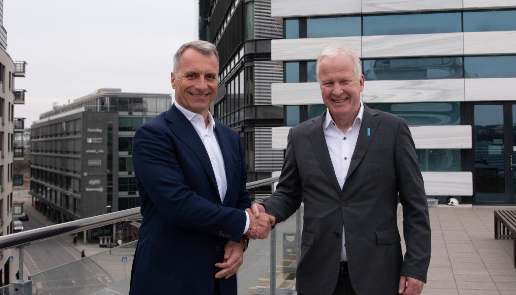Elopak CEO, Thomas Körmendi (left) and Blue Ocean Closures CEO, Lars Sandberg (right). Photo: Elopak