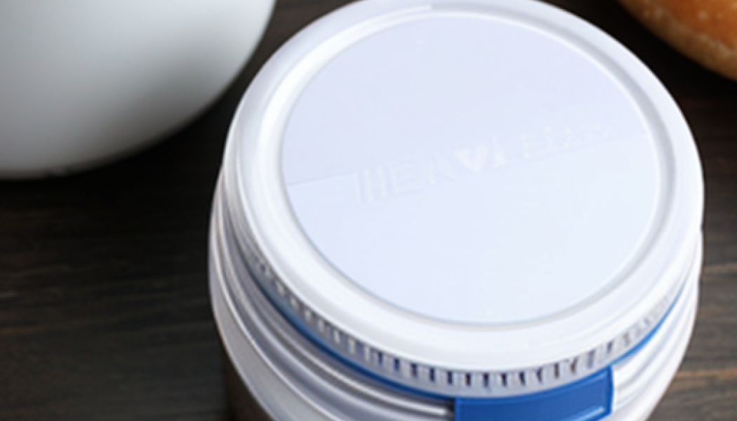 This new self‑adhesive product is intended specifically for the labelling of food products such as cured meats, cheeses, ready meals, and oils—applications where an efficient barrier to greasy substances is essential to ensure both functional performance and product safety.