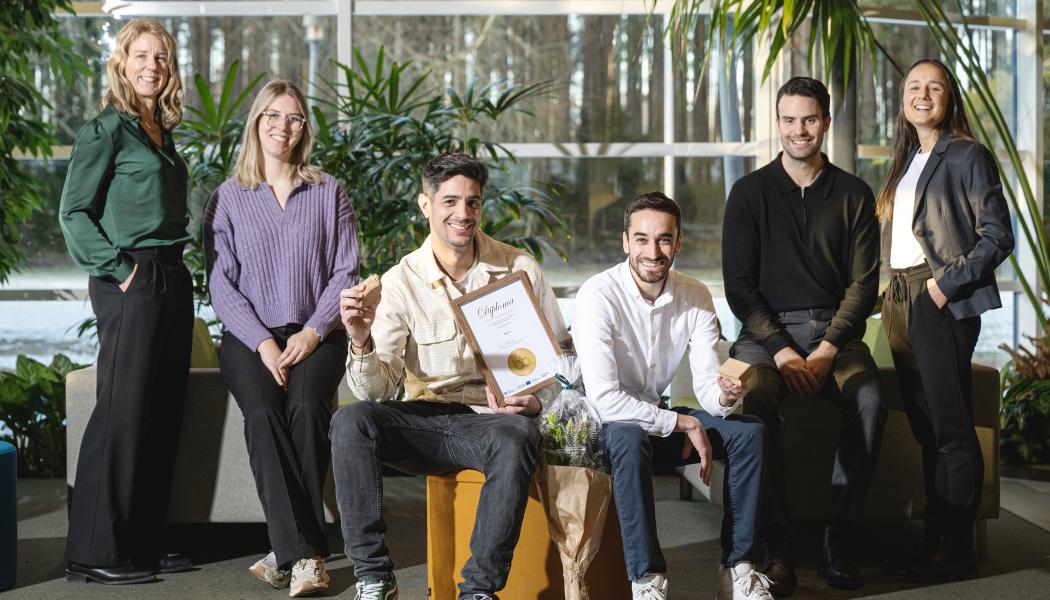 Karlstads Energi in Sweden announced Rekorek in Poland as winner of their innovation competition. Together they will explore the recycling of wine corks. From left: Malin Pettersson, Emmi Billenius, Bruno Lopes, Andre Portugal, Christoffer Henriksson och Frida Michold. Photo: Fredrik Karlsson

  