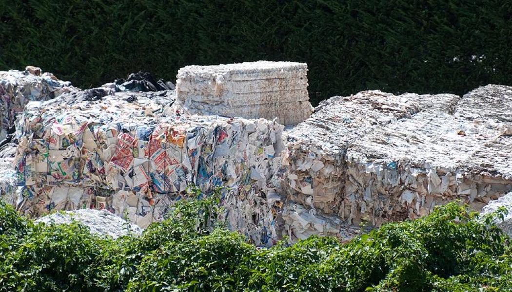 The EnEWA project has shown that with the right technological adjustments, such as improved sorting and sanitisation processes, high-quality paper can be recycled from mixed waste streams. Photo: H0005/Wikimedia Commons
