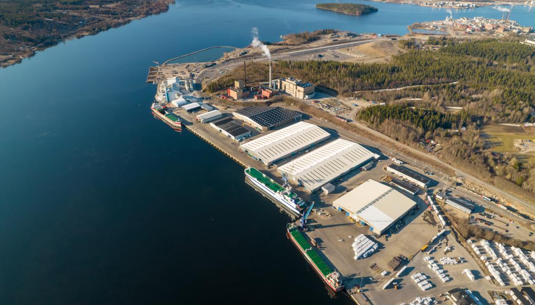With operational responsibility for the Port of Sundsvall, SCA Logistics is preparing capacity to be able to load up to 30,000 tonnes of paper pulp per vessel in 2025. Photo: Håkan Sjödin/SCA 