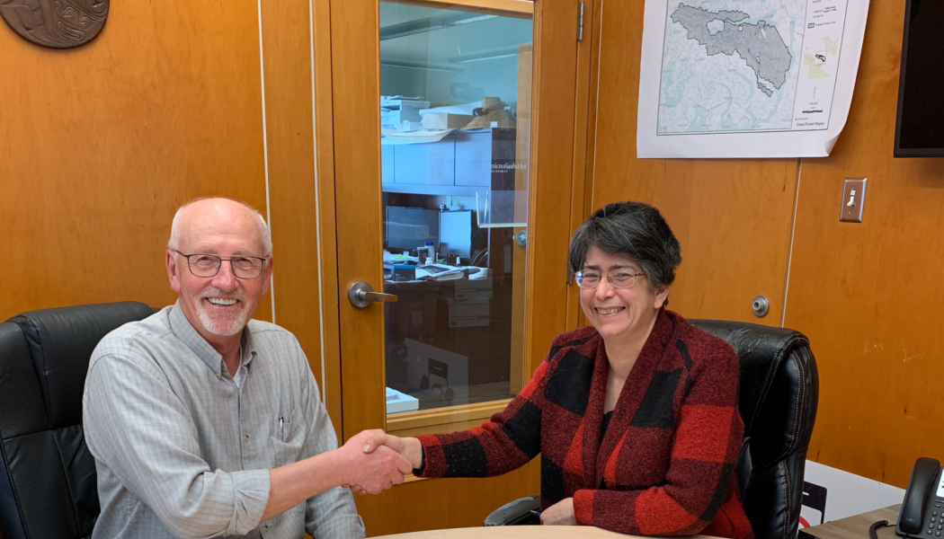 Walter Tarnowksy (left), General Manager at Catalyst Port Alberni, shaking hands with Chief Councillor Brandy Lauder (right), after signing an Memorandum of Understanding (MOU) between Hupacasath First Nation and Catalyst Paper, a Paper Excellence company. Photo: Catalyst Paper