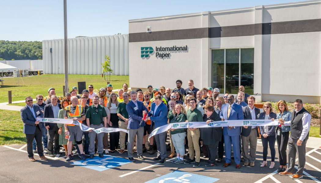 Darrin Hinds, Regional General Manager, and Cam Rushing, Plant General Manager cut the ribbon to officially inaugurate our newest state-of-the-art box corrugated packaging plant. We pledge to deliver on our customer promise, providing innovative, sustainable packaging solutions. Photo: International Paper