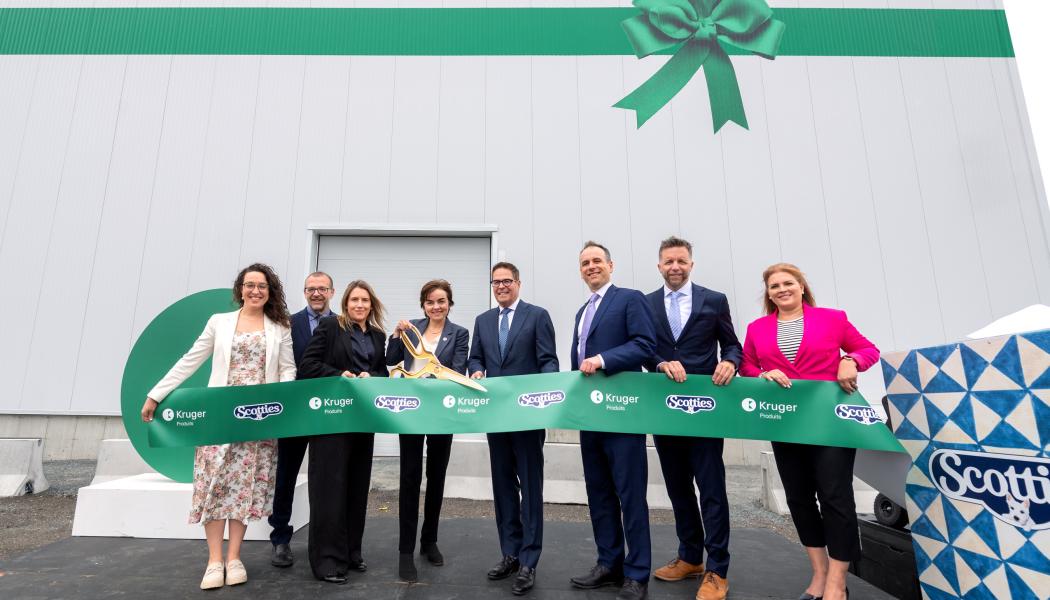 The inauguration ceremony was attended by, from left to right: Évelyne Beaudin, Mayor of Sherbrooke, Patrice Bégin, Vice President, Manufacturing, Kruger Products, Sarah Kruger, Co-President of Kruger, Christine Fréchette, Minister of Economy, Innovation and Energy and Minister Responsible for Regional Economic Development; Michel Manseau, Senior Vice President and General Manager, Consumer Business – Canada, Kruger Products; Gene Kruger, Co-President of Kruger; Éric Blais, General Manager, Sherbrooke Operational Centre, Kruger Products; and Geneviève Hébert, Member for Saint-François. Photo : CNW Group/Kruger Products
