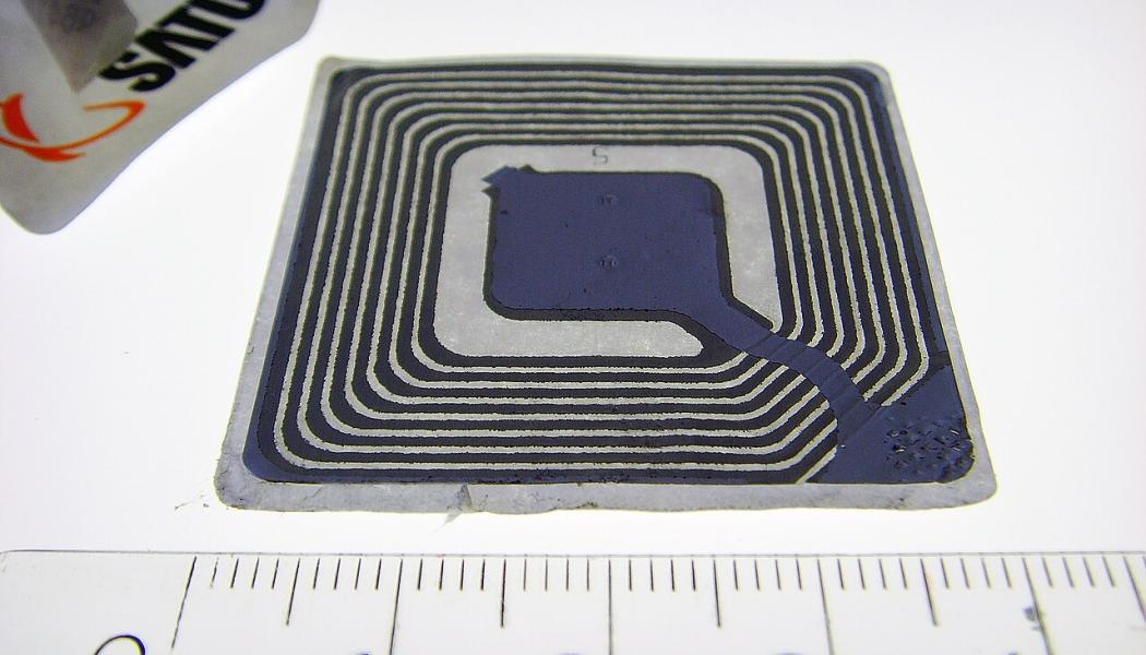 Smart chip tag. Photo: Maschinenjunge/Wikimedia Commons