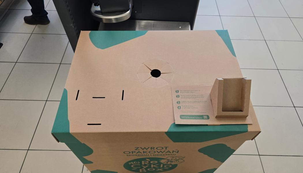 This solution enabled Biedronka to collect over 29 million returnable bottles by the end of March, even before automated reverse vending machines were installed in stores. Photo: Mondi