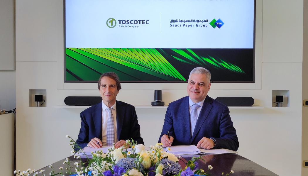 The signing ceremony of SPG’s new PM5 (from left to right): Mr. Alessandro Mennucci, CEO of Toscotec, and Mr. Yousseri El Bishry, CEO of Saudi Paper Group.