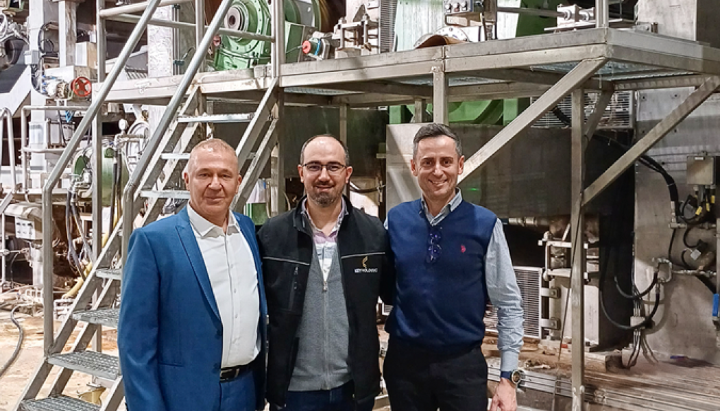 KMK Paper and Toscotec’s team in front of  PM1 at Kahramanmaraş mill in Turkey (from left to right): Bora Kallem, owner,  
EMKA Ltd; Cihangir Hakan Oba, Project Manager, KMK Paper; Fabrizio Charrier, Sales Manager, Toscotec. Photo: Toscotec