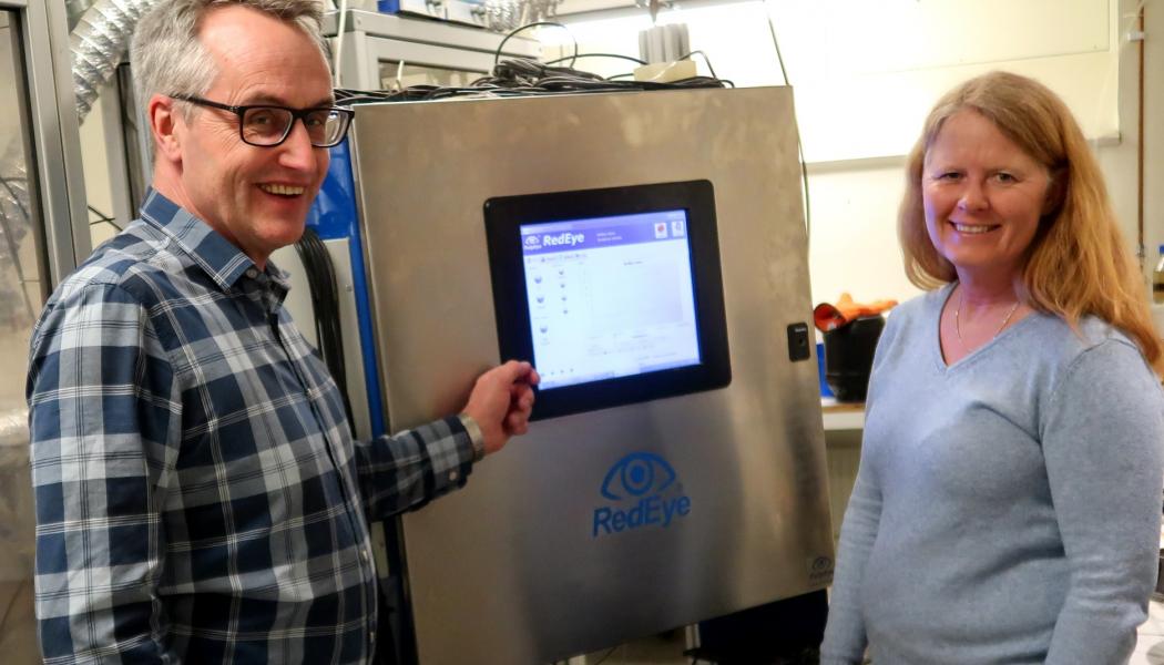 Öjvind Sundvall, PulpEye, and Yvonne Söderström Nordin, RISE Processum, next to the RedEye online analyser for the HTL pilot. Photo: RISE Processum.