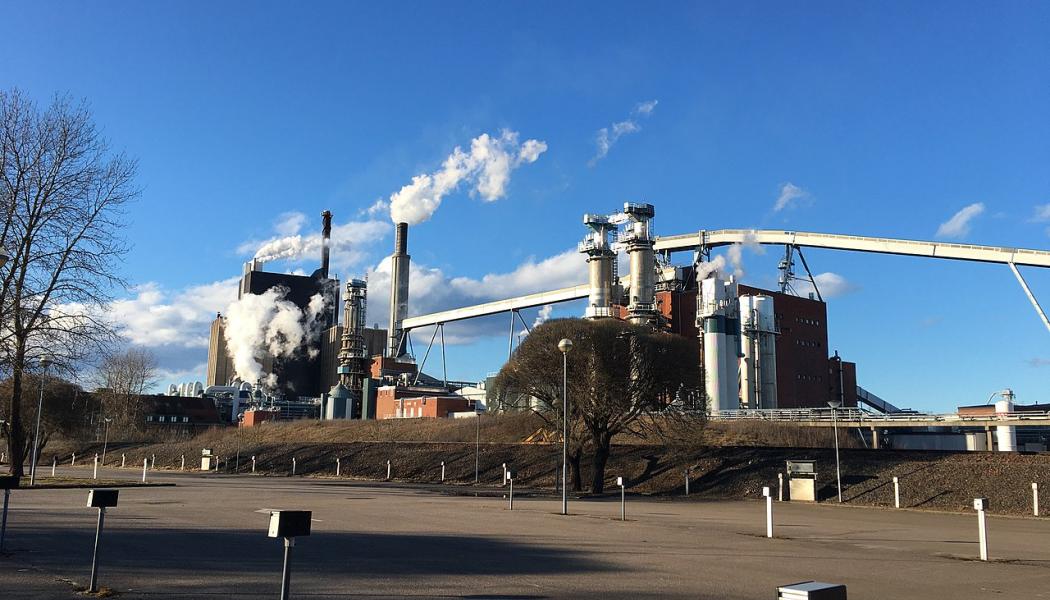 Stora Enso’s Skutskär Mill, produces around 545,000 tonnes of pulp annually with 420 employees. Specializing in fluff pulp for hygiene products as well as pulp for specialty papers and liquid packaging board, the mill operates entirely on biofuels and is progressing toward carbon-neutral production. Foto: Papper/Wikimedia Commons