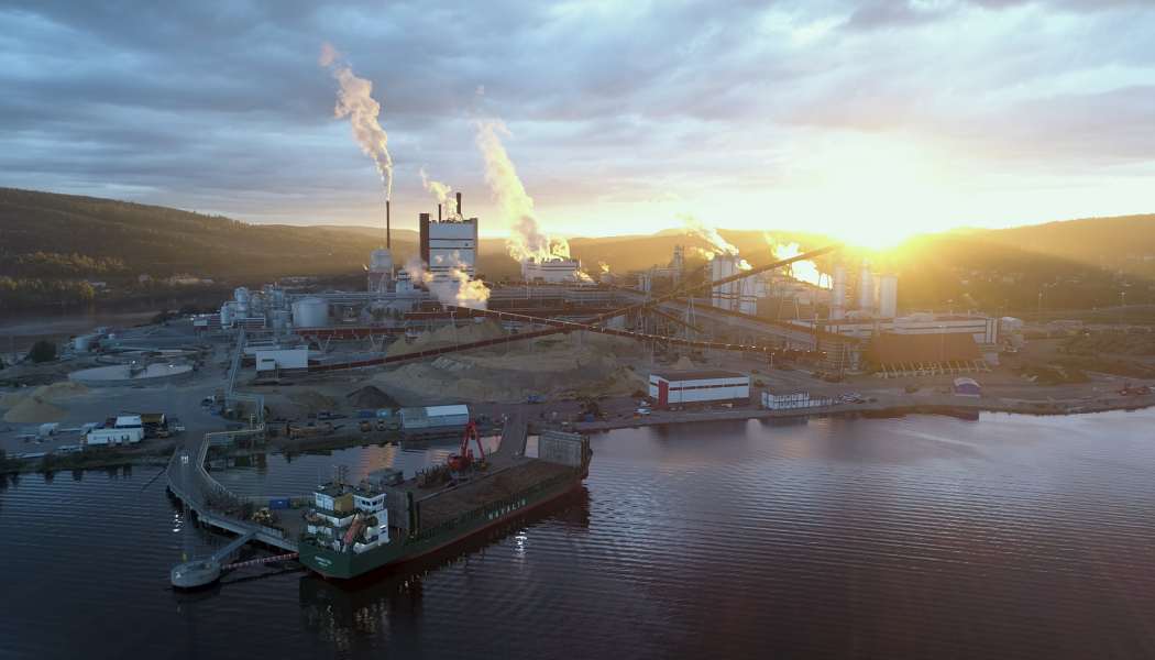 At the Östrand pulp mill in Sweden, bleached softwood kraft pulp, NBSK, is produced using modern emission-reducing technology. Photo: SCA.