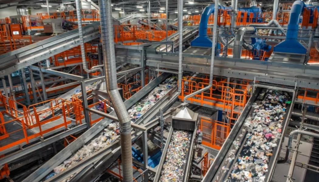 A joint venture between TOMRA, a sensor-based sorting technology provider, and Plastretur, Norway's producer responsibility organisation for plastic packaging, has opened a facility designed to process 90,000 tonnes of packaging waste a year. The Områ facility, located at Holtskogen outside Oslo, uses automated mixed waste sorting to separate materials into ten distinct polymer fractions. Foto: TOMRA
