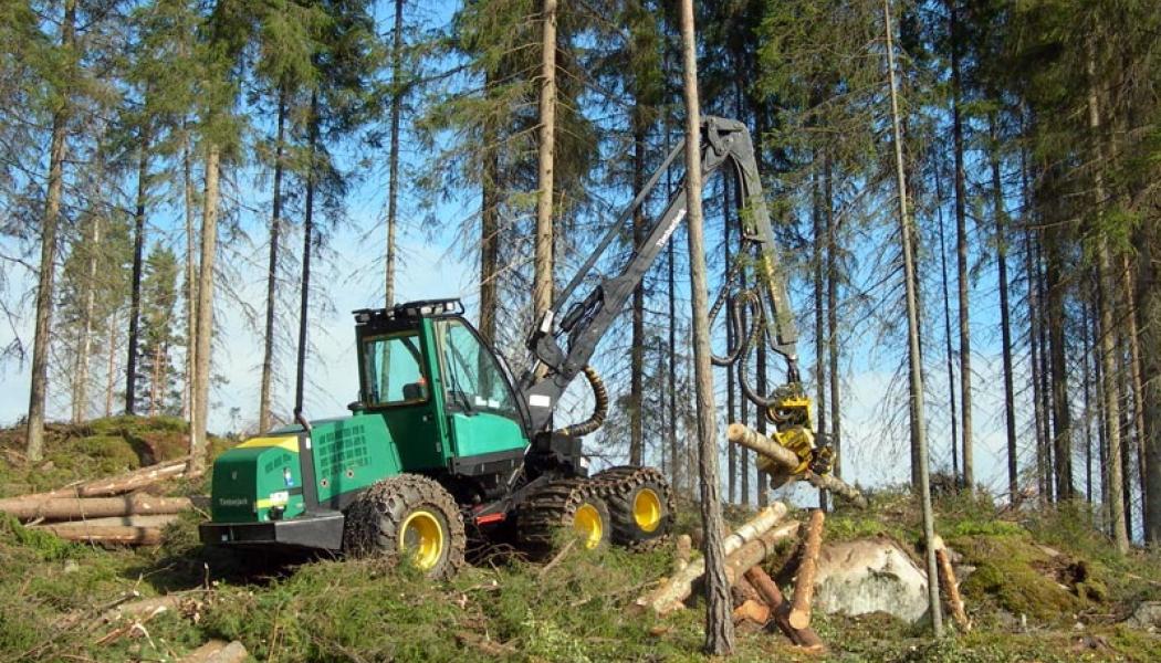 A Timberjack wheeled harvester stacks cut timber in Finland. Photo: Wikipedia Commons, credit: Heikki Valve.
