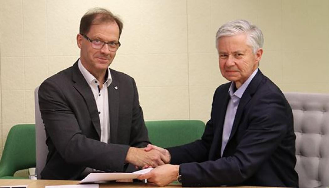 In the picture Bertel Karlstedt from Valmet and Tony Duncan from Circa Group. Photo: Valmet 
