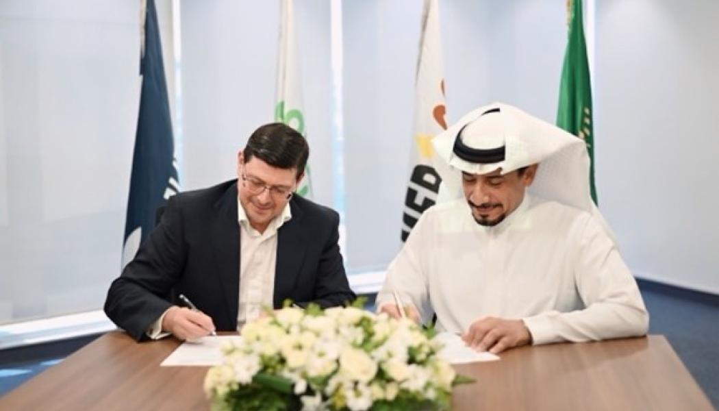 Contract signing between MEPCO and Voith: Sami Al Safran, President & CEO of MEPCO (right), and Joachim Huber, Regional Account & Sales Manager at Voith Paper (left). Photo: Voith