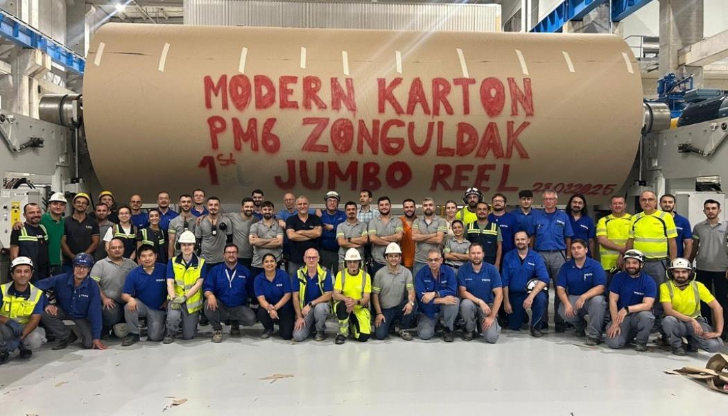 Start-up team. Voith starts up PM 6 at Modern Karton in Turkey, adding 640,000 tons of recycled containerboard capacity and boosting production efficiency. Photo: Voith