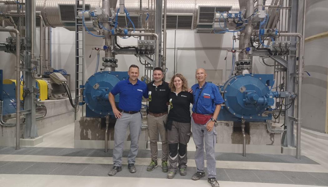 The picture shows the Voith-Toscotec team at the Vajda-Papír mill. From left to right: Tomislav Druzinec, Francesco Ureni, Elisa Bertolucci, Wolfgang Müller. Photo: Voith