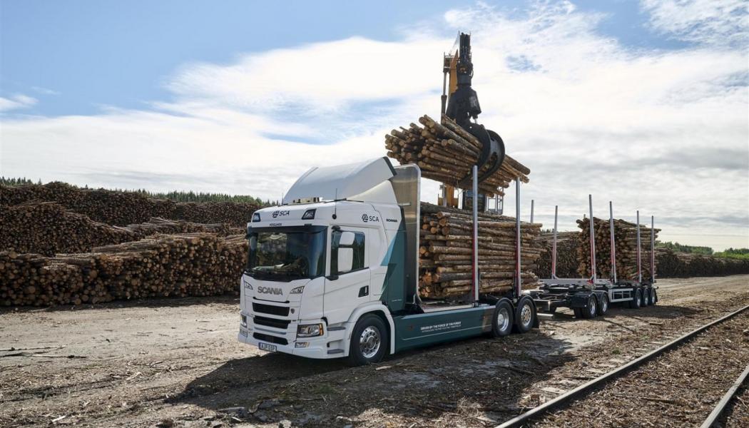 Photo: Robert Östholm, SCA, and Dan Boman med Copyright Scania CV AB.
