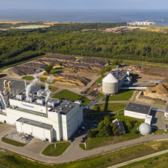 The mill’s innovative technology allows for an environmentally friendly production, such as sulphur-free production, chlorine-free bleaching, low water use and a high wood yield. The company employs around 100 people. Photo: Valmet