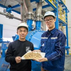 Ming Xing, Vice General Manager, Dongguan Jianhui Paper Co., Ltd. (left) and Cui Ping, Director of Project and Site Management, ANDRITZ (China) Ltd. in front of the new TwinFlo Prime refiner. Photo: Andritz