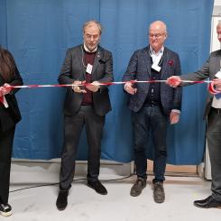 At the opening, Georg Andrén and Dag Rogne were given the symbolic task of "cutting the plastic". Also in the picture are site manager Isabel Malone and CEO Lars Sandberg. Photo: Paper Province