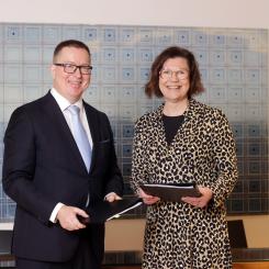 Signing the strategic IT partnership. Turkka Keskinen, CIO, UPM and Satu Kiiskinen, Managing Director of Tietoevry Tech Services. Photo: Photographer/Tietoevry
