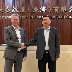 Thomas Schmitz, president of Andritz China (left), and Chen Jiayu, Chairman and main owner of Liansheng. Photo: Andritz