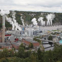 Norske Skog Saugbrugs has 400 employees including apprentices with a turnover of NOK 1.8 billion, and a production capacity of 200,000 tonnes of magazine paper with main markets in Europe and North America. Photo: Bjoertvedt/Wikimedia Commons