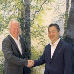 Blue Ocean Closures CEO, Lars Sandberg (left) and Nissha Director of the Board, Senior Executive Vice President, Industrial Materials Business Unit, Hisashi Iso (right). Photo: Blue Ocean Closures