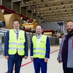 Minister of Economics Sven Schulze with Maximilian Heindl, Deputy CEO of Progroup, and Phillipos Vrizas, Site Manager (from left). Photo (c) Jens Schlüter