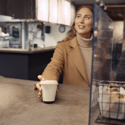 The citizens of Gothenburg can now enjoy their takeaway coffee from the da Matteo café chain with a completely new type of responsibly produced fiber-based coffee lid. Photo: PulPac