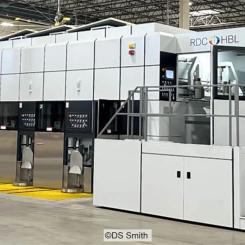 DS Smith’s corrugated packaging facility in Grenaa, Denmark. The production line includes a Göpfert Rotary Die Cutter 16/28 High Board Line equipped with five printing units. According to the company, the system combines servo-driven technology, vacuum sheet transport and automatic register control to ensure precise printing and cutting throughout the manufacturing process.
Photo: DS Smith.