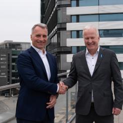 Elopak CEO, Thomas Körmendi (left) and Blue Ocean Closures CEO, Lars Sandberg (right). Photo: Elopak