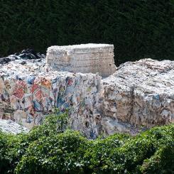 The EnEWA project has shown that with the right technological adjustments, such as improved sorting and sanitisation processes, high-quality paper can be recycled from mixed waste streams. Photo: H0005/Wikimedia Commons