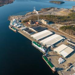 With operational responsibility for the Port of Sundsvall, SCA Logistics is preparing capacity to be able to load up to 30,000 tonnes of paper pulp per vessel in 2025. Photo: Håkan Sjödin/SCA