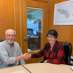 Walter Tarnowksy (left), General Manager at Catalyst Port Alberni, shaking hands with Chief Councillor Brandy Lauder (right), after signing an Memorandum of Understanding (MOU) between Hupacasath First Nation and Catalyst Paper, a Paper Excellence company. Photo: Catalyst Paper