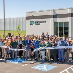 Darrin Hinds, Regional General Manager, and Cam Rushing, Plant General Manager cut the ribbon to officially inaugurate our newest state-of-the-art box corrugated packaging plant. We pledge to deliver on our customer promise, providing innovative, sustainable packaging solutions. Photo: International Paper