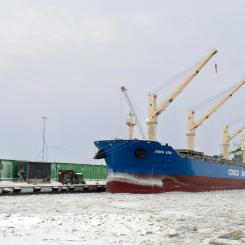 Shipping disruptions through the Hormuz and Suez channels may delay Finnish forest exports to Asia by weeks and raise freight costs. Photo: Port of Kemi
